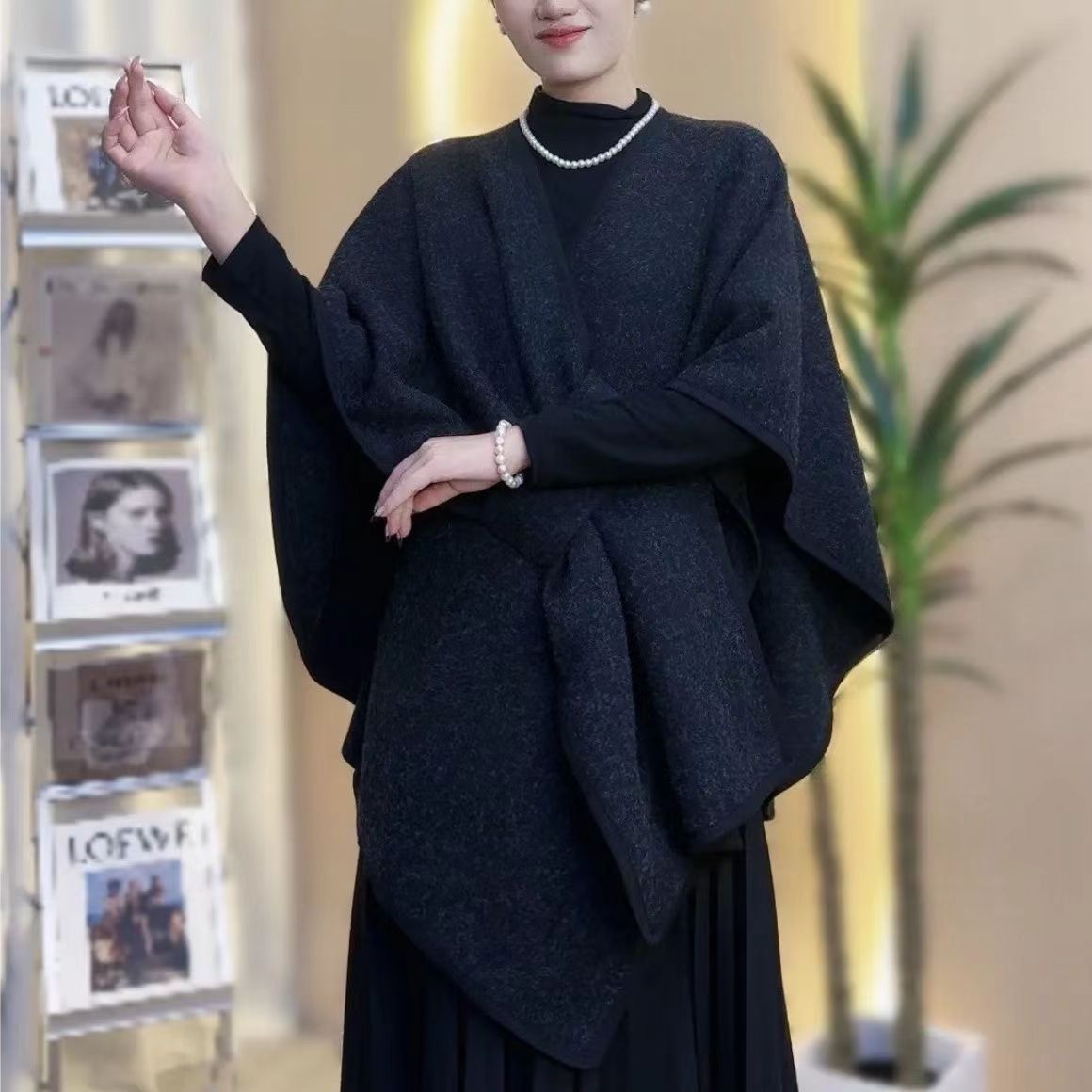 Cardigan, cape et châle tricotés avec col en fourrure et pompon en fourrure