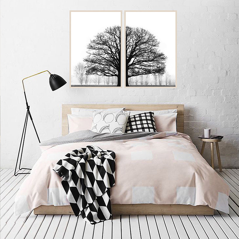 Peinture murale décorative pour le mur derrière le canapé, arbres d’hiver en noir et blanc, style moderne