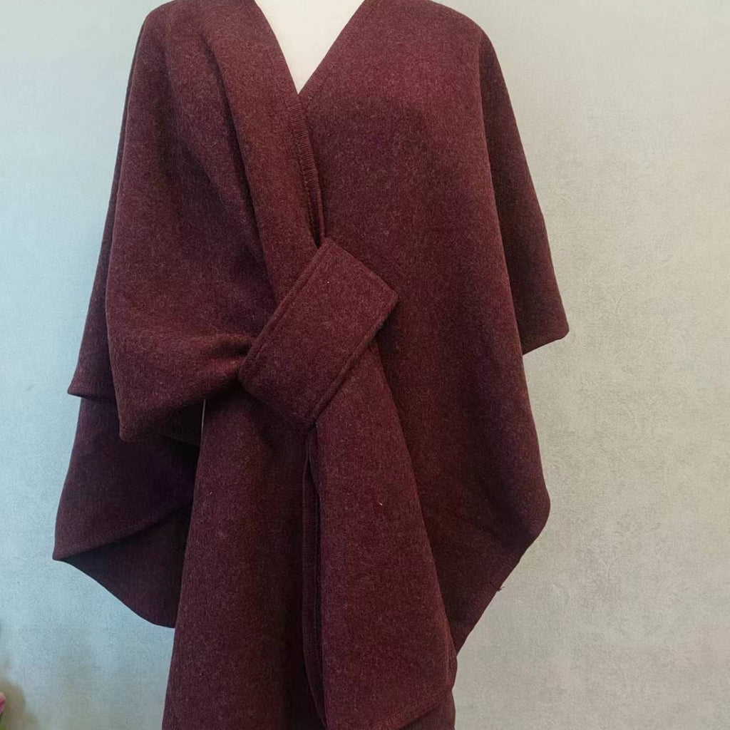 Cardigan, cape et châle tricotés avec col en fourrure et pompon en fourrure