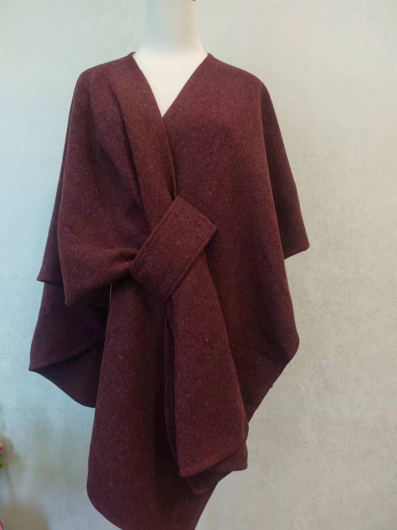 Cardigan, cape et châle tricotés avec col en fourrure et pompon en fourrure