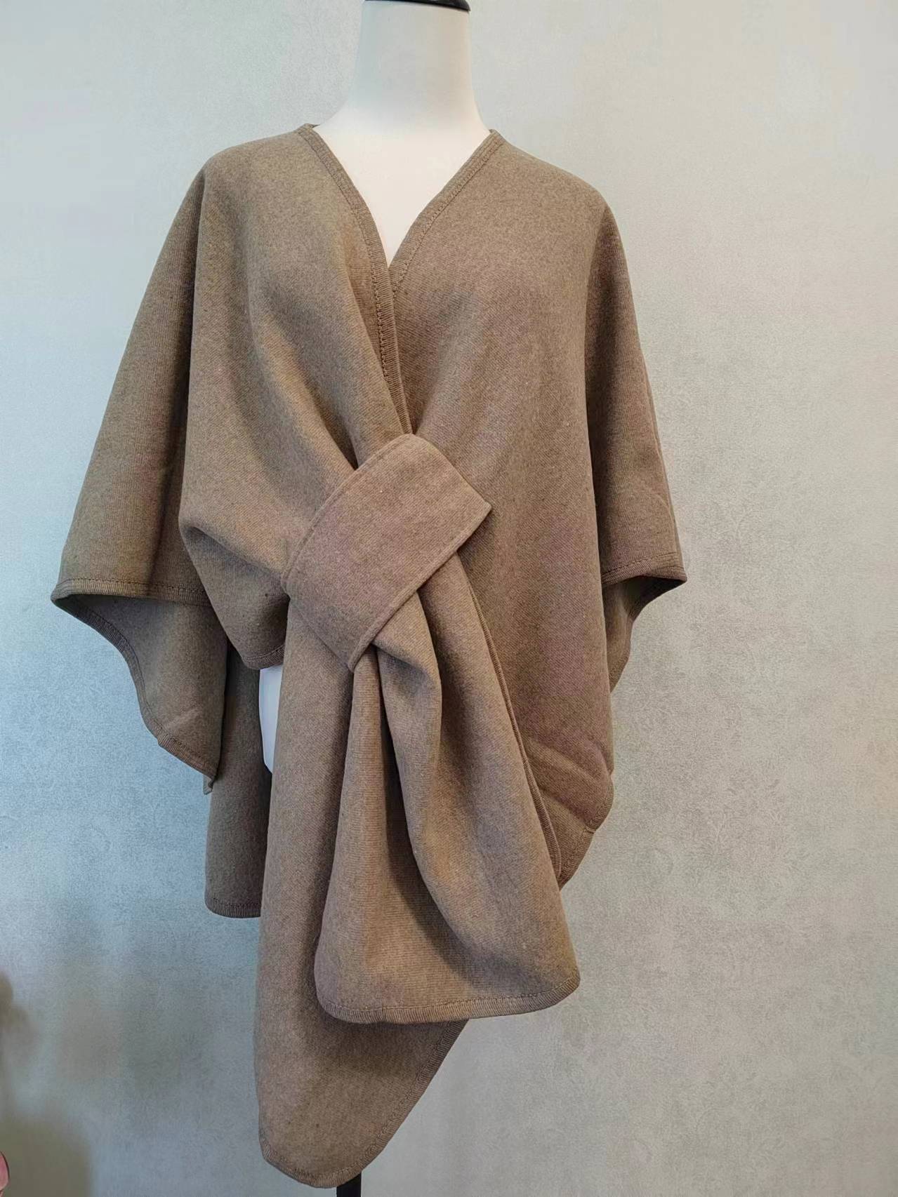 Cardigan, cape et châle tricotés avec col en fourrure et pompon en fourrure