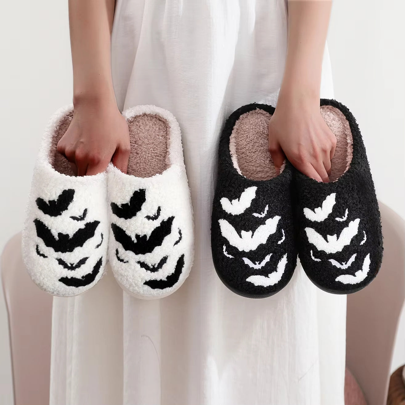 Chaussons d’intérieur unisexes en polaire – Motif Halloween/Noël, semelle épaisse, broderie chauve-souris, chauds et confortables