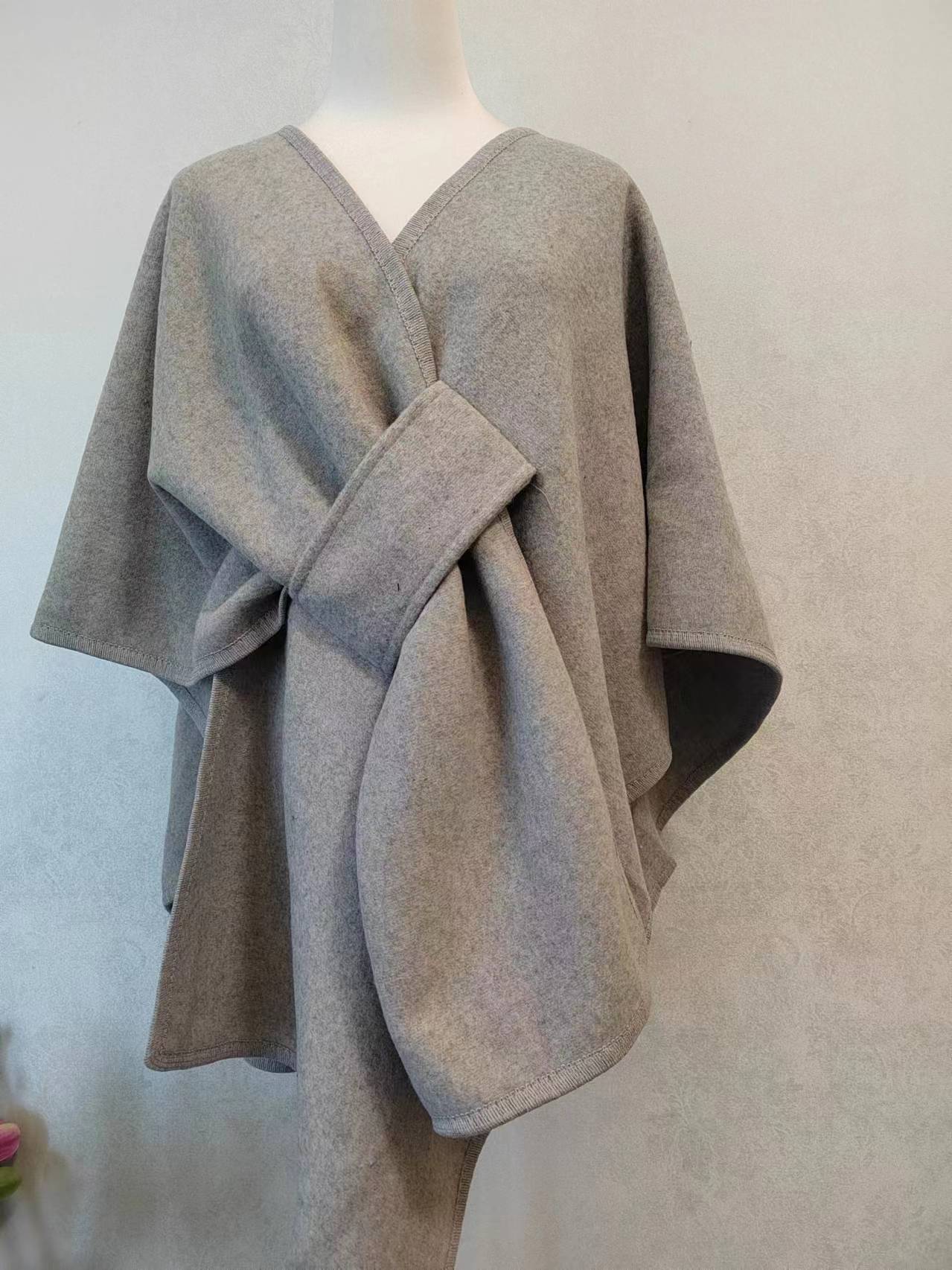 Cardigan, cape et châle tricotés avec col en fourrure et pompon en fourrure
