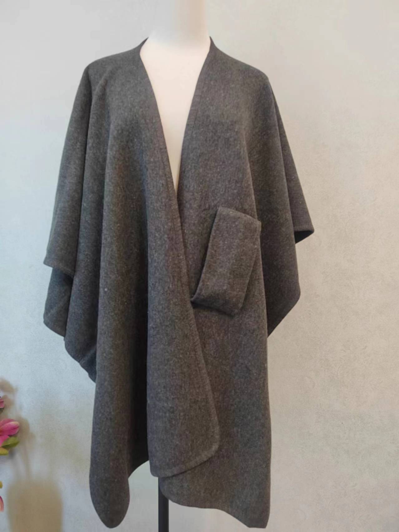 Cardigan, cape et châle tricotés avec col en fourrure et pompon en fourrure